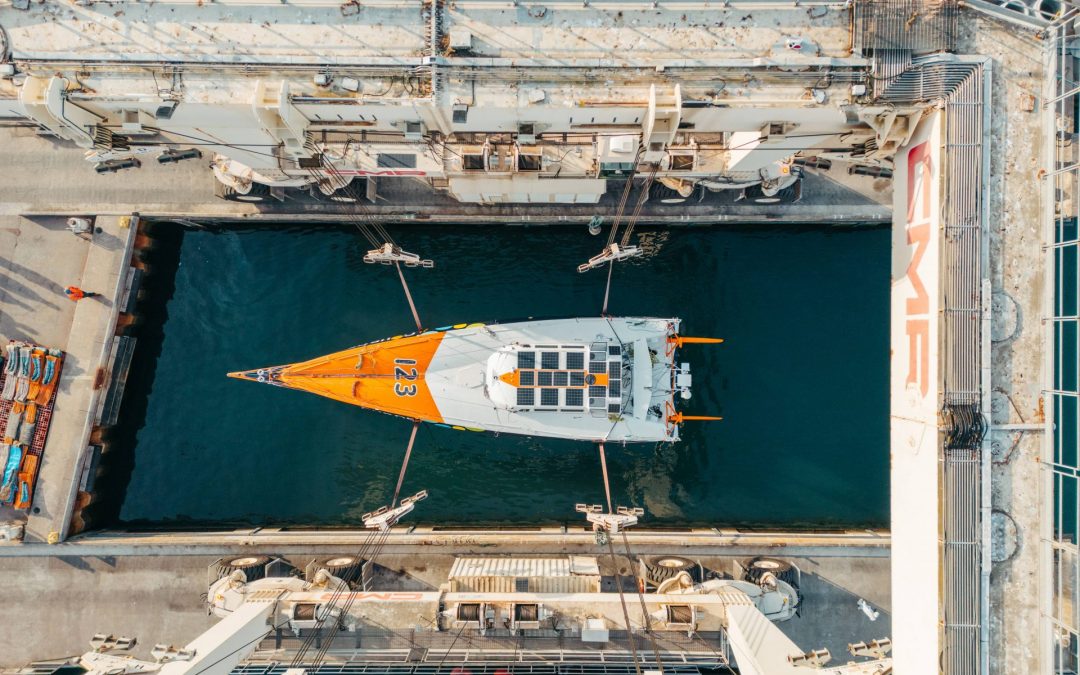 Que d’émotions en ce mois d’avril ! Notre IMOCA Coup de Pouce a retrouvé son élément… et peu à peu l’ensemble de ses espars.