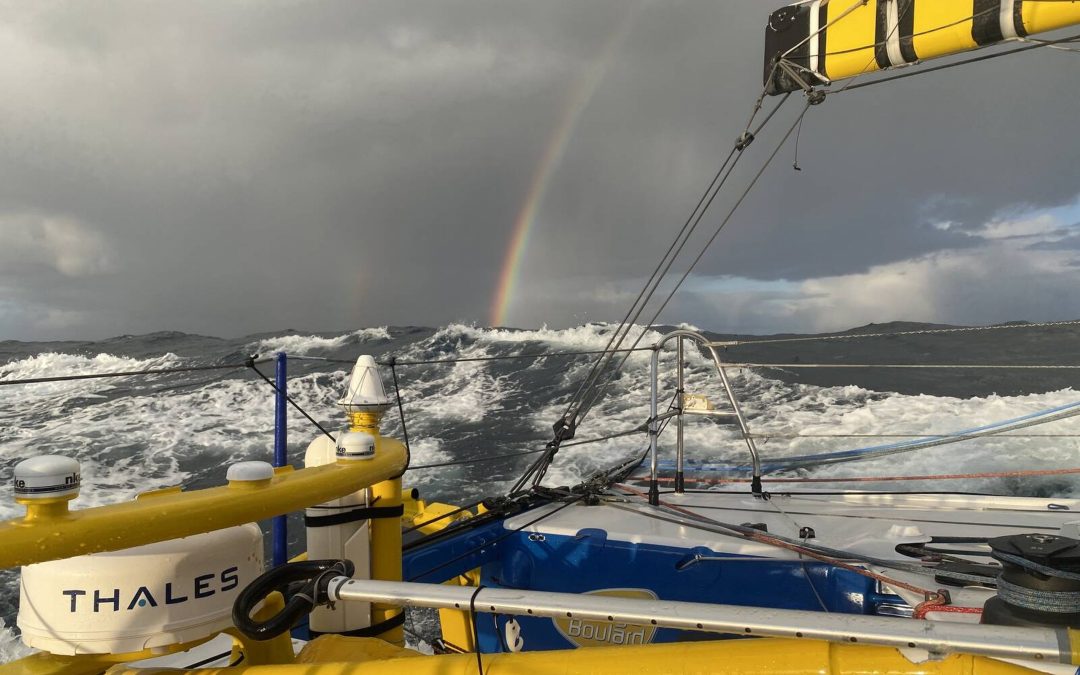 Empannage sur un surf avec 45 noeuds de vent